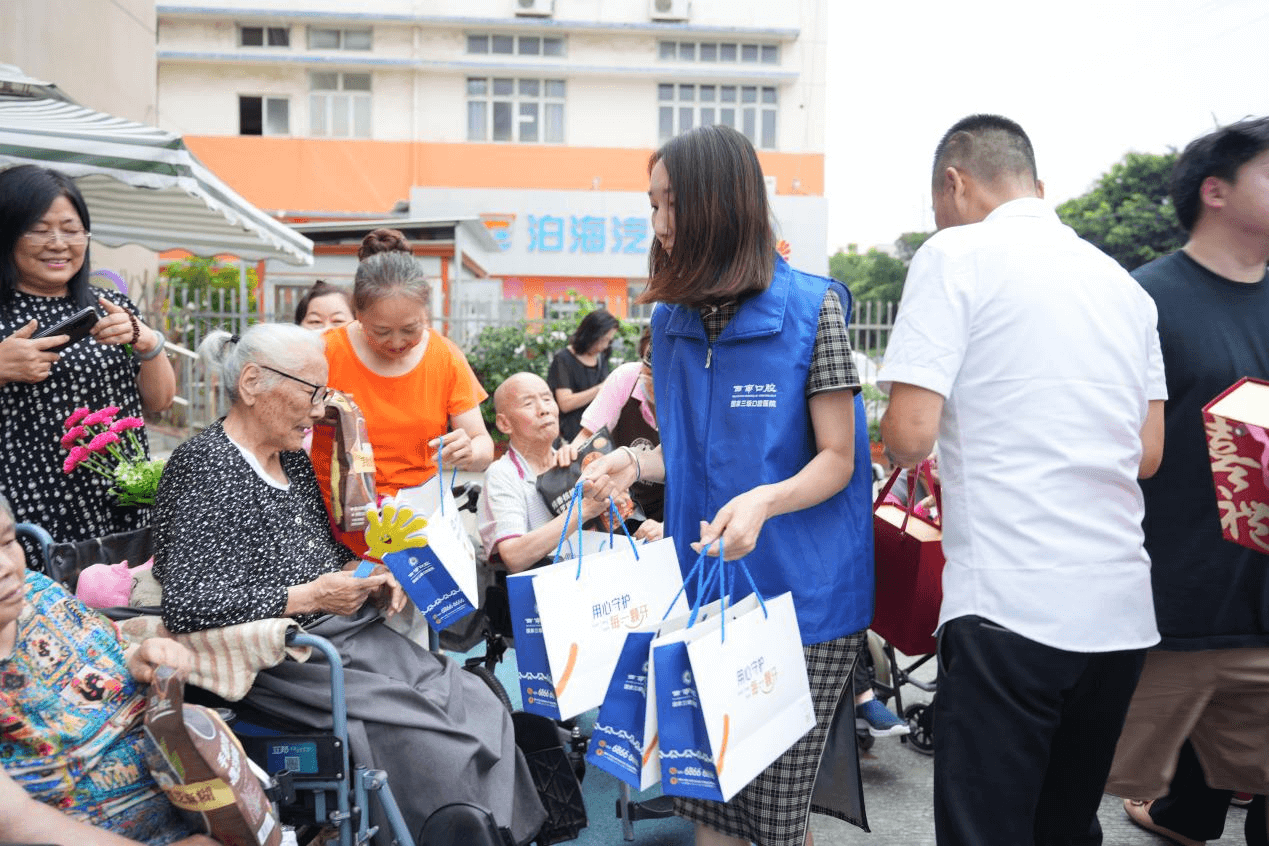 西南口腔携手老龄事业基金会为百岁老人举办生日宴会
