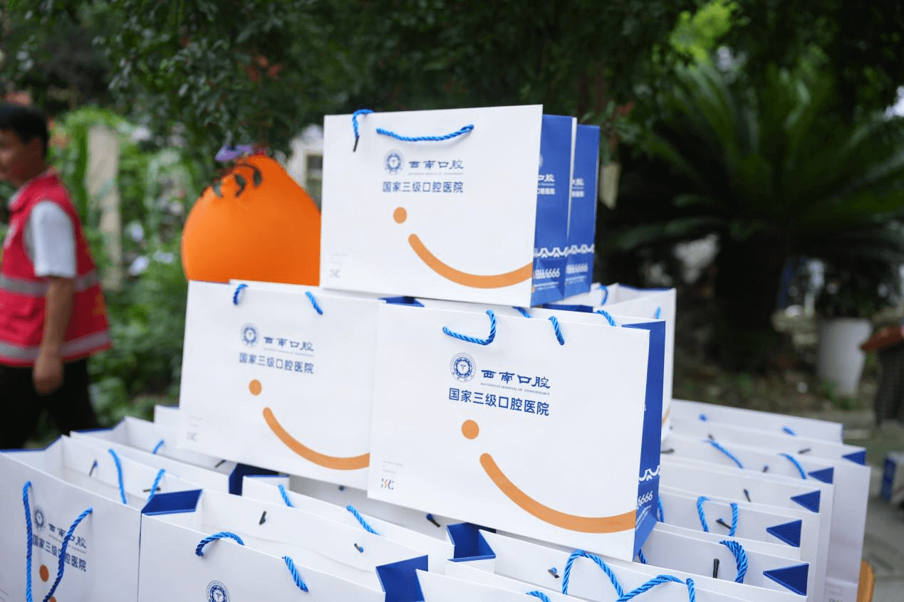 西南口腔携手老龄事业基金会为百岁老人举办生日宴会